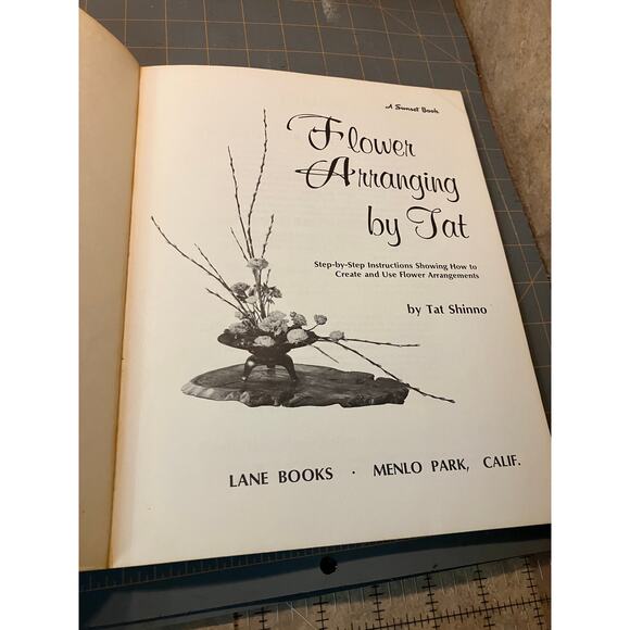 Sunset Flower Arranging by Tat 1968 JAPANESE FLORAL ARRANGMENT Vintage Book PB - Picture 4 of 9